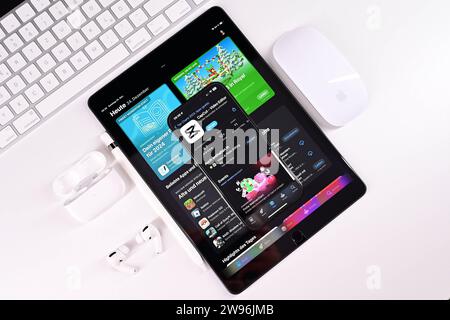Stock- und Symbolbilder i 24.12.2023 CapCut, CapCut ist eine kreative All-in-One-Plattform für die Videobearbeitung und Bilddesign in Browsern und auf dem smartphone Amburgo Amburgo Amburgo Amburgo Deutschland *** immagini di magazzino e simboli i 24 12 2023 CapCut, CapCut è una piattaforma all-in-one creativa per l'editing di video e la progettazione di immagini nei browser e sugli smartphone Amburgo Amburgo Amburgo Amburgo Germania Copyright: xLobeca/FelixxSchlikisx Foto Stock