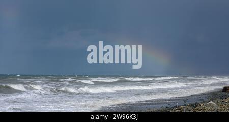 arcobaleno sul Mar Mediterraneo durante una tempesta 1 Foto Stock