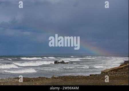 arcobaleno sul Mar Mediterraneo durante una tempesta Foto Stock