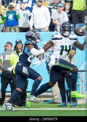 Nashville, Tennessee, USA. 24 dicembre 2023. Il wide receiver dei Seattle Seahawks DK Metcalf (14) ricevette il pallone per un touchdown. (Immagine di credito: © Camden Hall/ZUMA Press Wire) SOLO USO EDITORIALE! Non per USO commerciale! Foto Stock