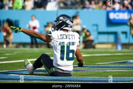 Nashville, Tennessee, USA. 24 dicembre 2023. Il wide receiver dei Seattle Seahawks Tyler Lockett (16) punti verso la end zone dei Seahawks. (Immagine di credito: © Camden Hall/ZUMA Press Wire) SOLO USO EDITORIALE! Non per USO commerciale! Foto Stock