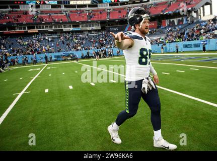 Nashville, Tennessee, USA. 24 dicembre 2023. Il tight end dei Seattle Seahawks Will Dissly (89) esce dal campo dopo la vittoria dei Seahawks a Nashville. (Immagine di credito: © Camden Hall/ZUMA Press Wire) SOLO USO EDITORIALE! Non per USO commerciale! Foto Stock