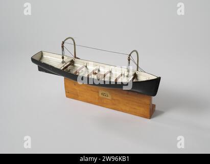 Model of A Lifeboat Release, Rijkswerf Vlissingen, dopo P.A. Brown, c. 1857 - c. 1858 modello dimostrativo modello di sloop. Il modello mostra l'incavo nella parte inferiore dello sloop, in cui due ganci vengono sganciati sul paranco dei Davits mediante una leva al centro. Lo sloop è uno sloop a doppia cintura scivoloso con specchio piatto, che si apre intorno e si giunge su entrambe le estremità ascendendo; ha sette did più due Ombre extra pesanti per i ganci. Modellista: Flushingafter design by: Netherlands Wood (Plant material). ottone (lega). corda Foto Stock