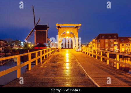 Canale di Leida Galgewater con mulino a vento De Put e Ponte di Rembrandt, Olanda meridionale, Paesi Bassi Foto Stock