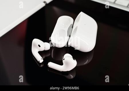 Stock- und Symbolbilder i 24.12.2023 Apple Airpods Pro 2. Generazione, AirPods 2. Generation, AirPods, Pro, AirPods Pro 2. Generation, Apple Hamburg Hamburg Deutschland **** immagini di magazzino e simboli i 24 12 2023 Apple Airpods Pro 2 Generation, AirPods 2 Generation , AirPods, Pro, AirPods Pro 2 Generation , Apple Hamburg Hamburg Hamburg Germany Copyright: XLobeca/FelixxSchlikisx Foto Stock