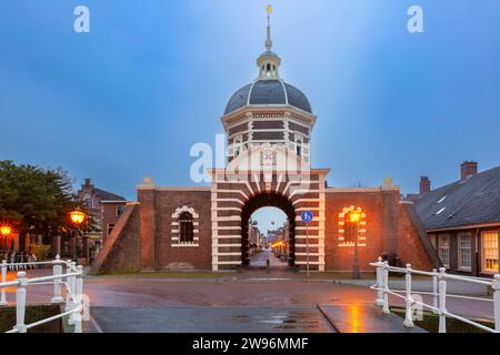 Porta della città e Ponte Morspoort a Leida durante l'ora blu, Olanda meridionale, Paesi Bassi Foto Stock