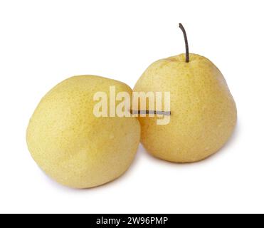 Due pere cinesi gialle fresche sono isolate su sfondo bianco con un percorso di ritaglio Foto Stock