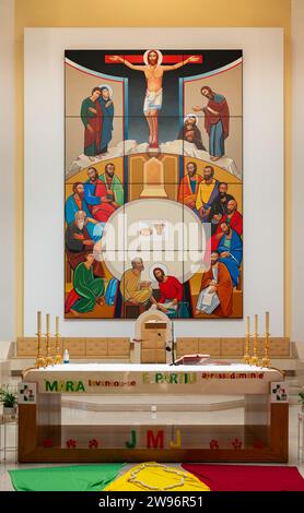 L'altare decorato per la GMG 2023. Chiesa di San Francesco d'Assisi (Igreja de São Francisco de Assis de Alfornelos). Alfornelos, Lisbona, Portogallo. Foto Stock