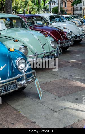 Salvador, Bahia, Brasile - 1° novembre 2014: Diverse vetture Volkswagen, modello Beetle, in fila a una mostra di auto d'epoca nella città di Salvador, Foto Stock