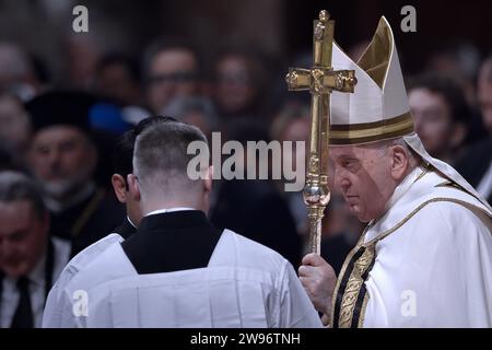 Città del Vaticano, Vaticano. 24 dicembre 2023. Papa Francesco a St. Basilica di Pietro per la messa della notte di Natale il 24 dicembre 2023 a città del Vaticano, Vaticano. Credito: dpa/Alamy Live News Foto Stock