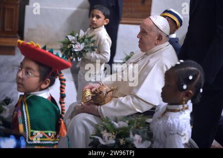 Città del Vaticano, Vaticano. 24 dicembre 2023. Papa Francesco a St. Basilica di Pietro per la messa della notte di Natale il 24 dicembre 2023 a città del Vaticano, Vaticano. Credito: dpa/Alamy Live News Foto Stock