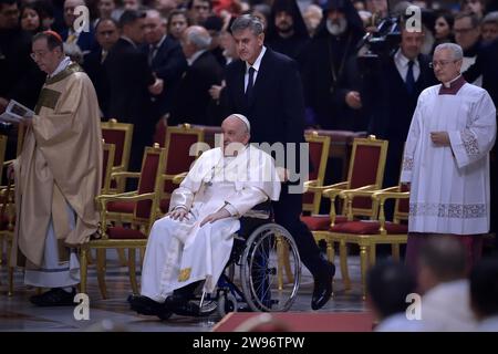 Città del Vaticano, Vaticano. 24 dicembre 2023. Papa Francesco a St. Basilica di Pietro per la messa della notte di Natale il 24 dicembre 2023 a città del Vaticano, Vaticano. Credito: dpa/Alamy Live News Foto Stock