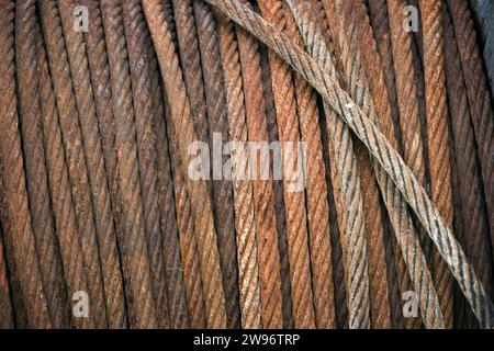 Foto ravvicinata che sto appoggiando un pesante filo d'acciaio Foto Stock