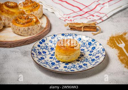 Panini alla cannella Kanelbulle, tradizionale dessert svedese Foto Stock