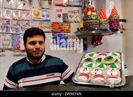Damasco, Siria. 24 dicembre 2023. Un venditore espone dolci artigianali per le feste natalizie a Damasco, Siria, 24 dicembre 2023. Crediti: Ammar Safarjalani/Xinhua/Alamy Live News Foto Stock