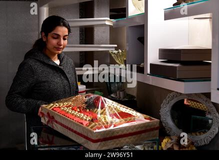 Damasco, Siria. 24 dicembre 2023. Un venditore espone dolci artigianali per le feste natalizie a Damasco, Siria, 24 dicembre 2023. Crediti: Ammar Safarjalani/Xinhua/Alamy Live News Foto Stock
