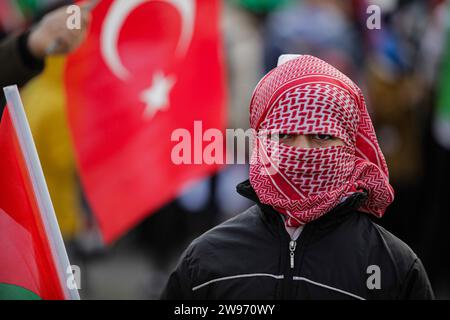 23 dicembre 2023: Gaziantep, Turkiye. 23 dicembre 2023. Decine di manifestanti si riuniscono nella città turca meridionale di Gaziantep per chiedere la libertà della Palestina. I partecipanti hanno innalzato la bandiera palestinese accanto a quella turca in solidarietà con i palestinesi, mostrando anche striscioni che chiedono la fine dell'operazione militare israeliana a Gaza e la protezione dei medici palestinesi nell'enclave palestinese assediata. La dimostrazione è stata organizzata IHH Humanitarian Relief Foundation (immagine di credito: © Zakariya Yahya/IMAGESLIVE via ZUMA Press Wire) SOLO PER USO EDITORIALE! Non per COM Foto Stock