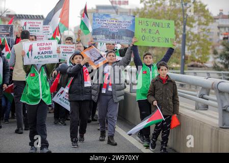 23 dicembre 2023: Gaziantep, Turkiye. 23 dicembre 2023. Decine di manifestanti si riuniscono nella città turca meridionale di Gaziantep per chiedere la libertà della Palestina. I partecipanti hanno innalzato la bandiera palestinese accanto a quella turca in solidarietà con i palestinesi, mostrando anche striscioni che chiedono la fine dell'operazione militare israeliana a Gaza e la protezione dei medici palestinesi nell'enclave palestinese assediata. La dimostrazione è stata organizzata IHH Humanitarian Relief Foundation (immagine di credito: © Zakariya Yahya/IMAGESLIVE via ZUMA Press Wire) SOLO PER USO EDITORIALE! Non per COM Foto Stock