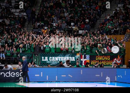 Badalona, Spagna, Barcellona. 23 dicembre 2023. Tifosi durante l'ACB Liga Endesa match tra Joventut Badalona e Real Madrid al Pabellon Olimpico de Badalona il 23 dicembre 2023 a Badalona, in Spagna. (Immagine di credito: © David Ramirez/DAX via ZUMA Press Wire) SOLO USO EDITORIALE! Non per USO commerciale! Foto Stock