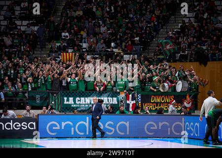 Badalona, Spagna, Barcellona. 23 dicembre 2023. Tifosi durante l'ACB Liga Endesa match tra Joventut Badalona e Real Madrid al Pabellon Olimpico de Badalona il 23 dicembre 2023 a Badalona, in Spagna. (Immagine di credito: © David Ramirez/DAX via ZUMA Press Wire) SOLO USO EDITORIALE! Non per USO commerciale! Foto Stock