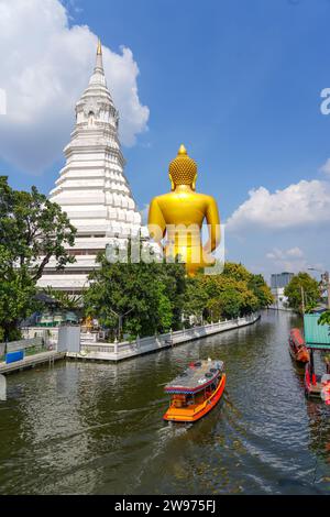 Crociera sul canale del fiume Big Buddha Wat Paknam Chao Phraya. Turisti che viaggiano in barche tradizionali. Le destinazioni di viaggio più importanti della Thailandia. Bangkok, Foto Stock