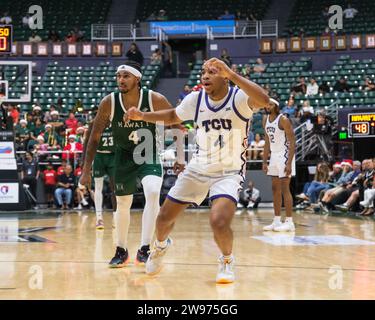 24 dicembre 2023: La guardia TCU Jammier Nelson Jr. (4) si prepara per l'arrivo della palla durante la partita di basket Hawaiian Airlines Diamond Head Classic tra i TCU Horned Frogs e gli Hawaii Rainbow Warriors alla Sofi Arena nello Stan Sheriff Center di Honolulu, Hawaii. Glenn Yoza/CSM (immagine di credito: © Glenn Yoza/Cal Sport Media) (immagine di credito: © Glenn Yoza/Cal Sport Media) Foto Stock