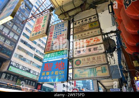 Cartelloni pubblicitari all'interno di un edificio in Nathan Road, una strada trafficata a Mong Kok, Kowloon, Hong Kong Foto Stock