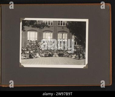 Foto scolastica, foto koch, 1935 Fotografia album rivista con una foto di gruppo di giovani donne fuori da un edificio, foto scolastica, forse gli studenti di una scuola femminile a Hilversum, 1935. Parte dell'album in esperanto di ca. 1933-1936. Il giornale dell'Aia. supporto fotografico stampa in argento con gelatina anonimi personaggi storici ritratti in gruppo, in un ritratto di gruppo. istruzione secondaria Foto Stock