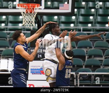 Honolulu, Hawaii, USA. 24 dicembre 2023. I giocatori combattono per il rimbalzo durante la partita di basket Hawaiian Airlines Diamond Head Classic Championship tra Georgia Tech Yellow Jackets e Nevada Wolf Pack alla Sofi Arena nello Stan Sheriff Center di Honolulu, Hawaii. Glenn Yoza/CSM/Alamy Live News Foto Stock