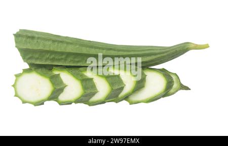 la frutta fresca di zucca verde con fette è isolata su sfondo bianco con percorso di ritaglio. Concetto di alimentazione sana Foto Stock