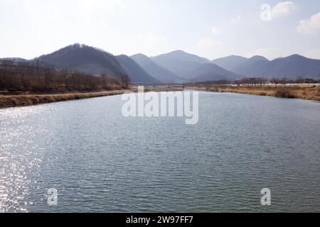 Città di Mungyeong, Corea del Sud - 10 febbraio 2021: Una vista ad ampio angolo del fiume Yeong vicino ai quartieri di Jeomchon, con il fiume che domina Foto Stock