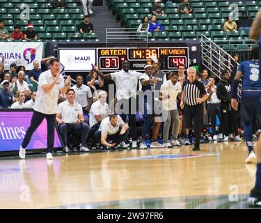 Honolulu, Hawaii, USA. 24 dicembre 2023. La panchina del Nevada inizia a festeggiare durante la partita di basket Hawaiian Airlines Diamond Head Classic Championship tra le giacche gialle Georgia Tech e il Nevada Wolf Pack alla Sofi Arena nello Stan Sheriff Center di Honolulu, Hawaii. Glenn Yoza/CSM/Alamy Live News Foto Stock