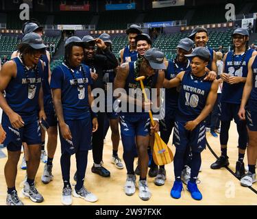 Honolulu, Hawaii, USA. 24 dicembre 2023. Giocatori del Nevada che festeggiano dopo la partita di basket Hawaiian Airlines Diamond Head Classic Championship tra Georgia Tech Yellow Jackets e Nevada Wolf Pack alla Sofi Arena nello Stan Sheriff Center di Honolulu, Hawaii. Glenn Yoza/CSM/Alamy Live News Foto Stock
