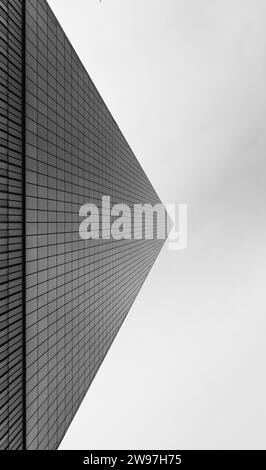 Prospettiva minimalista unica del One World Trade Center, Lower Manhattan, New York City Foto Stock