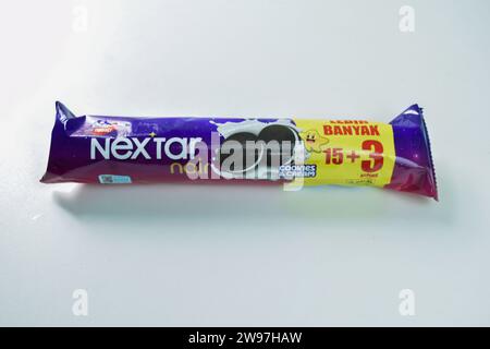 Nextar sono biscotti dal delizioso sapore di crema al cioccolato. Bekasi, Indonesia, 25 dicembre 2023 Foto Stock