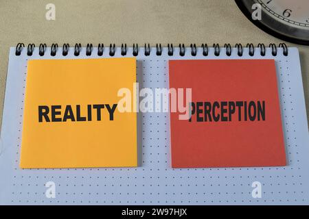 Concetto di realtà o percezione scrivere su libro isolato su tavolo di legno. Foto Stock