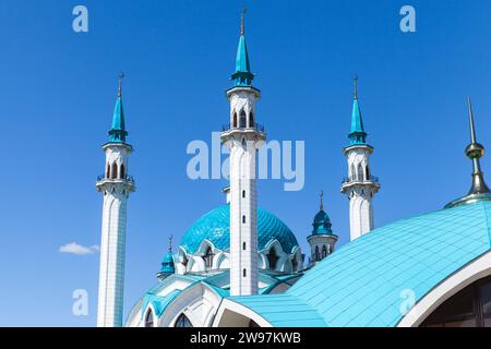 Il tetto e i minareti della moschea Kul Sharif sono sotto il cielo blu in una giornata di sole. Cremlino di Kazan', Repubblica del Tatarstan, Russia Foto Stock