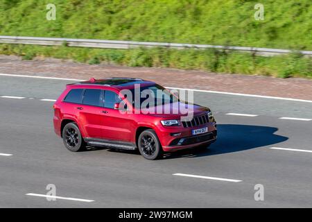 2014 Jeep Grand Cherokee Summit CRD Auto V6 247 Auto Red Car SUV Diesel 2987 cc che viaggia a velocità sostenuta sull'autostrada M6 a Greater Manchester, Regno Unito Foto Stock