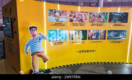 Shanghai, Cina. 25 dicembre 2023. Divertenti installazioni per il film d'animazione emojis di Crayon Shin-chan saranno svelate al Wanda Cinema di Shanghai, Cina, il 23 dicembre 2023. (Foto di Costfoto/NurPhoto) credito: NurPhoto SRL/Alamy Live News Foto Stock