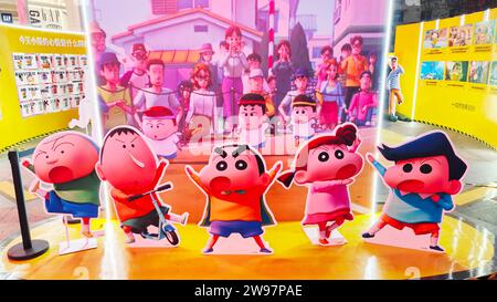 Shanghai, Cina. 25 dicembre 2023. Divertenti installazioni per il film d'animazione emojis di Crayon Shin-chan saranno svelate al Wanda Cinema di Shanghai, Cina, il 23 dicembre 2023. (Foto di Costfoto/NurPhoto) credito: NurPhoto SRL/Alamy Live News Foto Stock