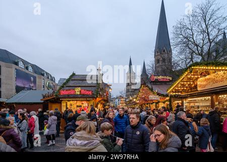 Bonn, Germania - 16 dicembre 2023: Gente che cammina intorno al tradizionale e pittoresco mercato di Natale a Bonn, Germania Foto Stock