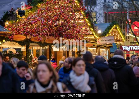 Bonn, Germania - 16 dicembre 2023: Gente che cammina intorno al tradizionale e pittoresco mercato di Natale a Bonn, Germania Foto Stock