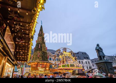Bonn, Germania - 16 dicembre 2023: Gente che cammina intorno al tradizionale e pittoresco mercato di Natale a Bonn, Germania Foto Stock