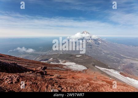 Vista del vulcano Koryaksky dalla cima del vulcano Avachinsky Kamchatka Russia Foto Stock