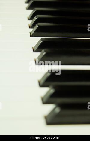 Sfondo tastiera piano con messa a fuoco selettiva. Immagine dai colori caldi. Foto Stock