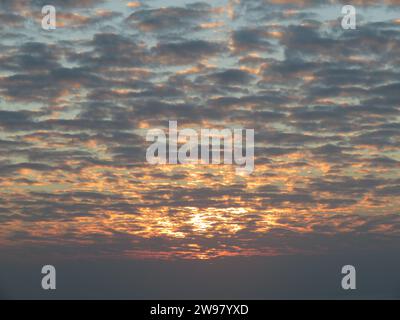 Una vista mozzafiato di una pittoresca costa, al tramonto che illumina le tranquille acque sottostanti Foto Stock