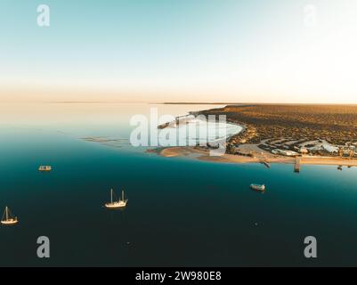 Le numerose barche vicino alla costa di Shark Bay, Australia Occidentale. Foto Stock