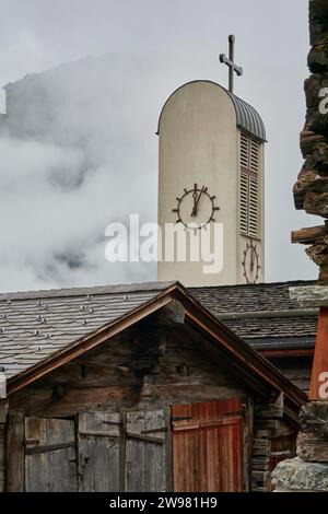 La torre dell'orologio della chiesa in Vallese, Svizzera Foto Stock