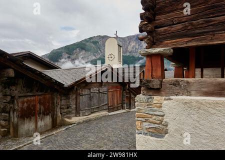 La torre dell'orologio della chiesa in Vallese, Svizzera Foto Stock