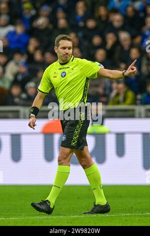 Milano, Italia. 23 dicembre 2023. L'arbitro Matteo Marcenaro ha visto durante la partita di serie A tra Inter e Lecce a Giuseppe Meazza a Milano. (Foto: Gonzales Photo - Tommaso Fimiano). Foto Stock